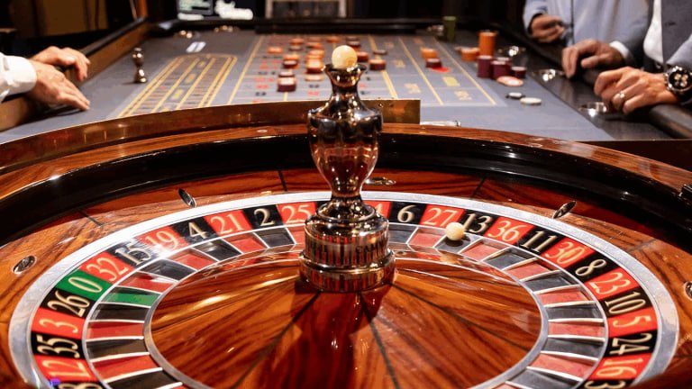 Pemain ligajawara168 merayakan kemenangan besar dalam permainan slot online dan sportsbook